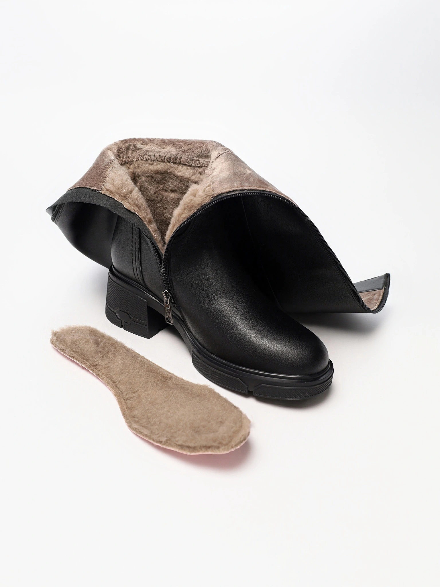 Сапоги черного цвета из натуральной кожи на высоком широком каблуке